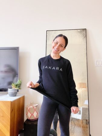 Sakara Meal Delivery | Is Sakara Worth It?  | Holistic Hot | Sakara black sweatshirt 